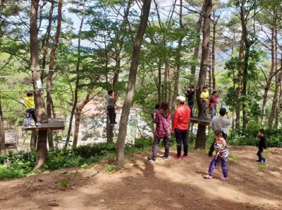 김해시 장척힐링농촌체험휴양마을을 찾은 가족단위 이용객이 시설을 체험하고 있다.