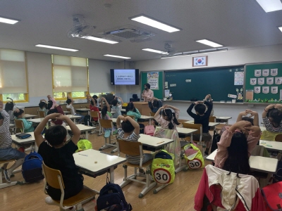 김해교육지원청Wee센터가 17일 김해 율하초등학교 1학년을 대상으로 아동학대예방 교육을 하고 있다.