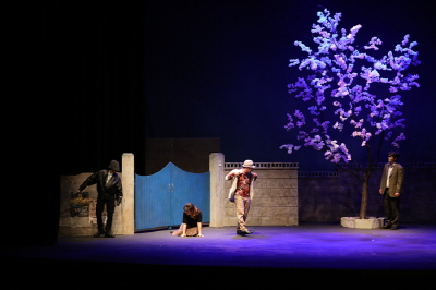 극단 미소는 오는 27， 28일 이틀간 진해문화센터 공연장에서 아날로그 감성이 묻어나는 애틋한 사랑이야기 `네 번의 벚`을 공연한다.