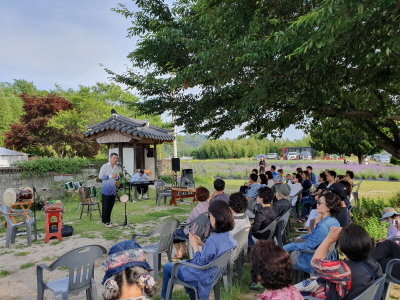 산청군 단성면 경호강변 묵하마을 `학이재`에서 오는 6월 12일까지 `2022 여덟 번째 학이재 문화행사`가 열린다. 사진은 학이재 문화행사 공연(2019년) 모습.