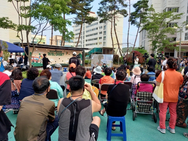 ﻿창원특례시 의창구 봉림휴먼시아2단지아파트가 지난 17일 아파트 유휴공간(놀이터 일대)을 활용해 마을공유잔치 행사를 펼쳤다.
