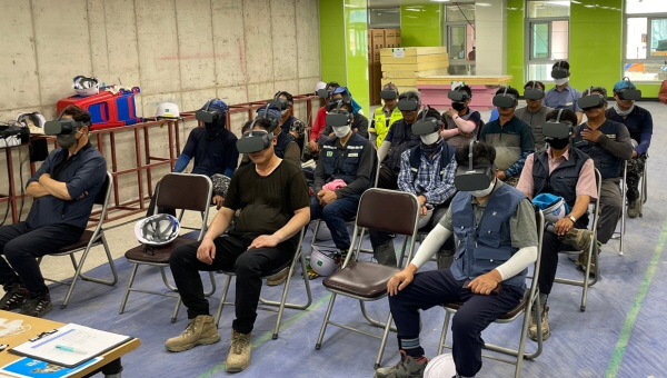 ﻿경남교육청은 지난 20일 양산 사송1초등학교 신축 현장에서 근로자와 관계자를 대상으로 VR 기기를 활용한 안전교육을 실시했다.