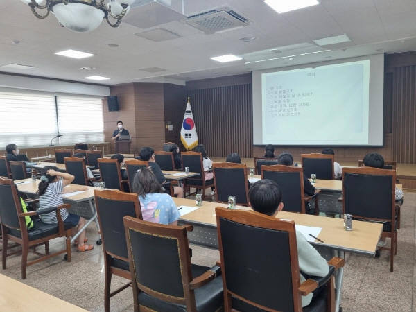 ﻿22일 김해상공회의소 5층 대회의실에서 `제5기 김해시 어린이기자단` 실무교육이 열리고 있다.