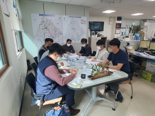 ﻿산청군이 한국환경공단의 `2021년 기술진단 완료시설 운영관리 평가`에서 하수관로 부문 우수시설에 선정됐다. 사진은 공공하수도 시설 점검회의 모습.