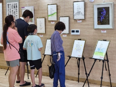 ﻿함안군평생교육원 수강생 작품 전시회를 관람하고 있는 관람객들의 모습.