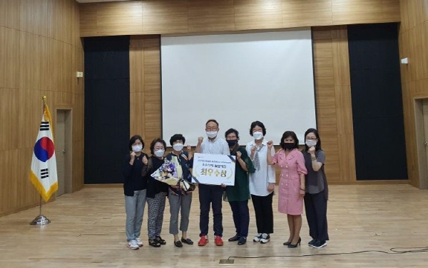 ﻿양산시 여성친화도시 시민참여단이 지난 28일 시민참여단 교육ㆍ활동 사례 발표회에서 최우수상을 수상한 후 기념사진을 찍고 있다.