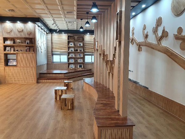 ﻿김해도서관은 1층 로비 공간을 `책&쉼 모두의 공간`으로 활용하고 있다.