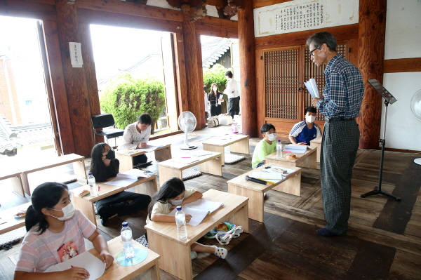 ﻿지역 한 서원에서 초등학생이 참여하는 전통문화체험 프로그램이 열리고 있다.
