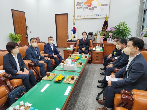 ﻿박일호 밀양시장이 지난 8일 조해진 의원을 찾아 밀양시의 주요 현안 사업과 국비 확보를 위한 정책협의를 진행했다.