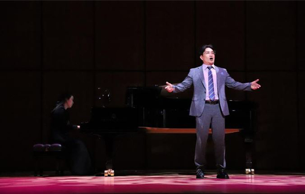 ﻿콘서트 오페라 `라 트리비아타`에서 알프레도 역을 맡은 김지호 테너가 열창을 하고 있다.
