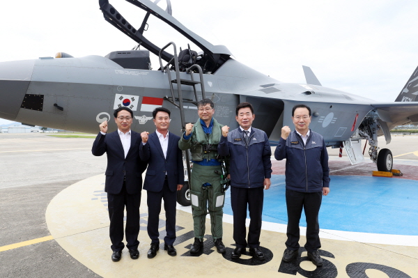 ﻿김진표(오른쪽에서 두 번째) 국회의장이 KAI를 방문， 국회 차원의 법ㆍ제도 정비 및 예산 지원을 약속한 후 기념사진을 촬영하고 있다.