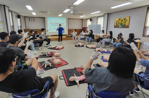 ﻿김해시청소년지원센터 꿈드림이 지난 25일 학교 밖 청소년 18명을 대상으로 `안전요원자격증 취득 과정`을 운영하고 있다.