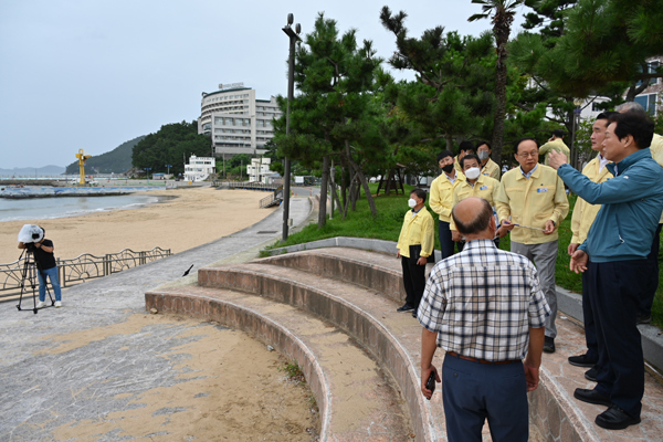 ﻿5일 박완수(오른쪽) 지사가 거제 와현마을 등 재해 취약지에서 태풍 대비 점검을 벌이고 있다.