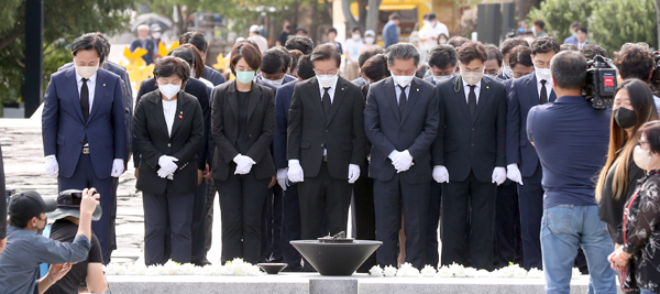 이재명 대표， 김해 봉하마을 묘역 참배