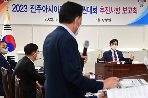 ﻿`2023 진주아시아역도선수권대회` 추진사항 보고회가 지난 13일 진주시청 5층 상황실에서 열렸다.