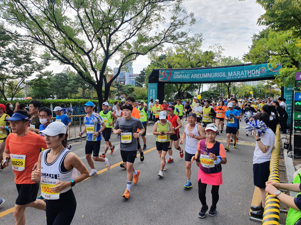 ﻿경남매일이 주최하고 김해시가 후원하는 김해 아름누리길 마라톤 대회가 18일 대성동 `시민의 종`과 해반천 일대에서 열렸다. 참가자들이 출발선을 통과해 힘차게 달리고 있다.