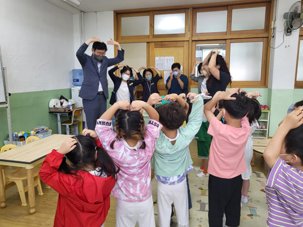 ﻿안태환 김해교육장이 지난 19일 내동초등학교 내 아이뜰 유치원을 방문해 유아들과 하트를 하며 인사하고 있다.