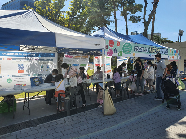 ﻿창원특례시 마산회원구가 지난 24일 창원NC파크 마산구장 가족공원에서 `마산길마켓`을 열었다.