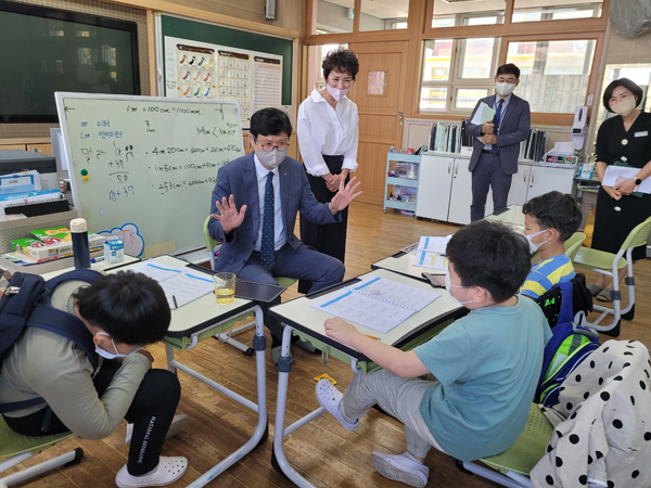 ﻿안태환 김해교육장이 지난 26일 거점형 동부 다문화교육센터를 운영하는 김해동광초등학교를 방문해 학생들과 인사하고 있다.