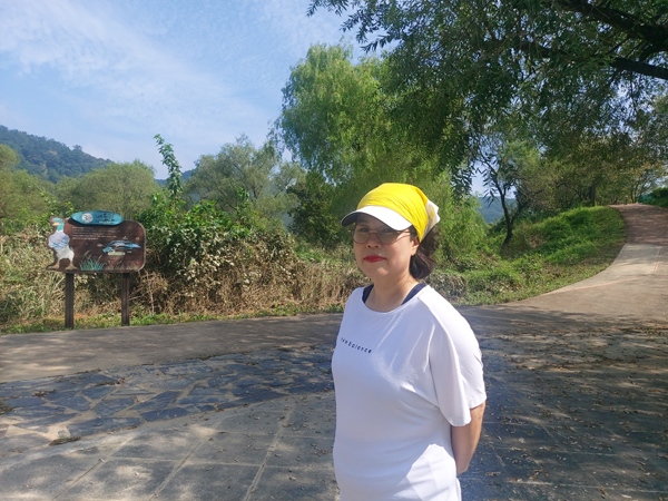 김해지역에서 걷기 전도사로 활동하고 있는 김이원 `걷고 또 걷고` 회장. <br>