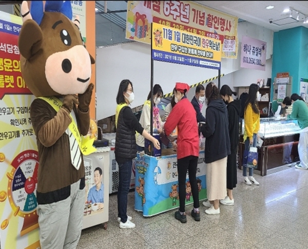 ﻿김해시가 29일부터 다음 달 3일까지 `한우 소비촉진 할인 행사`를 개최한다. 사진은 지난 행사 모습.