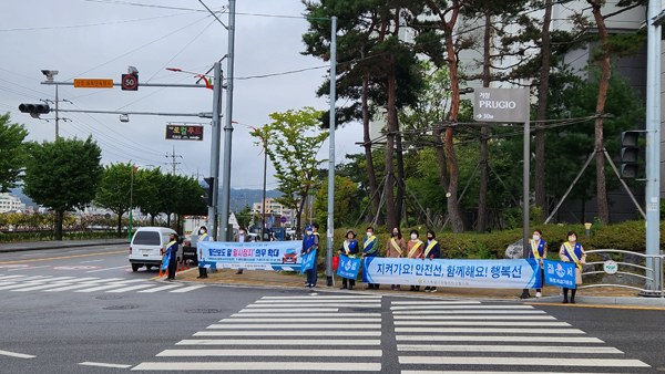 ﻿거창군이 5일 바르게살기운동 거창군협의회와 송정리 푸르지오아파트 앞 대로변에서 교통안전 캠페인을 하고 있다.