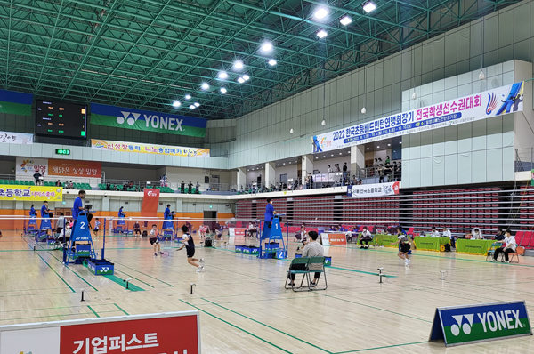 ﻿한국초등배드민턴연맹회장기 전국학생선수권대회가 열린 밀양시배드민턴 경기장 모습.