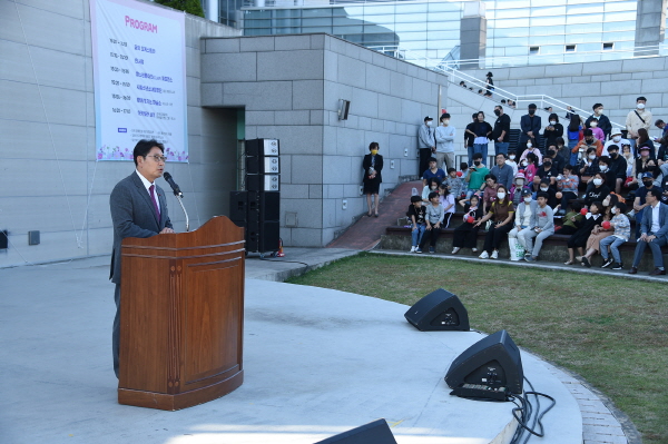 ﻿홍태용 김해시장이 지난 15일 김해문화의전당 애두름마당에서 열린 `2022년 꿈이 이루어지는 가족애 콘서트`에서 인사말을 하고 있다.