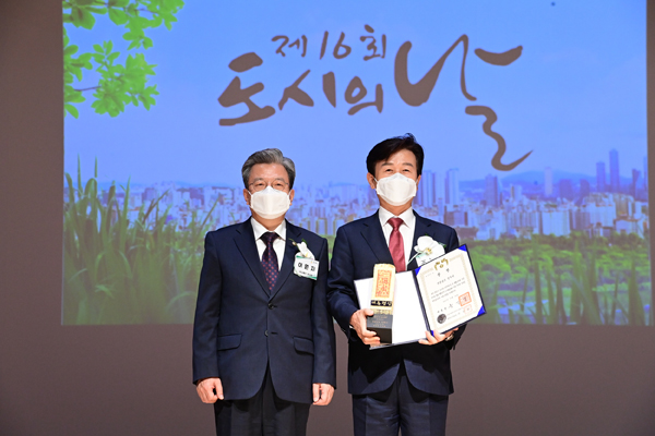 ﻿조규일(오른쪽) 진주시장이 18일 `2022년 대한민국 도시대상`에서 대통령상을 받은 뒤 이원재 국토교통부 1차관과 기념사진을 찍고 있다.