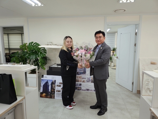 최원용(오른쪽) (사)한국다문화협회 회장이 와이엔피건축설계사무소에 입사한 다오 마이린 학생과 함께 사진 촬영을 하고 있다.