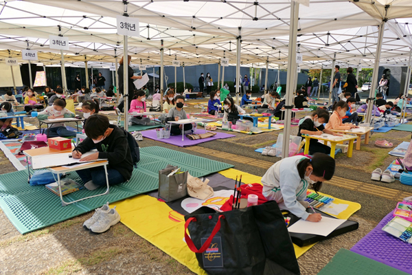 ﻿`제15회 어린이미술대회` 참가자들이 그림을 그리고 있다.