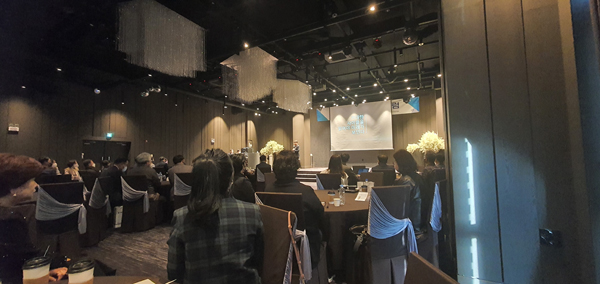 ﻿지난 21일 오전 김해중소기업비즈니스센터 5층에서 열린 `제173차 김해경제포럼`에서 정지훈 교수가 `디지털 전환의 전망`을 주제로 강연하고 있다.