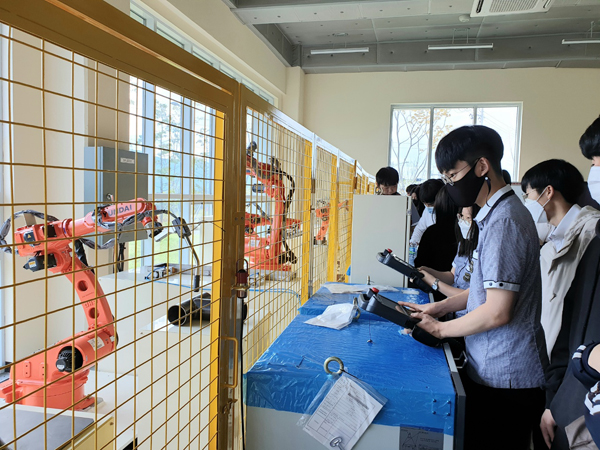 ﻿경남로봇고 학생들이 마산로봇랜드재단에서 산업용 로봇을 조종하고 있다.