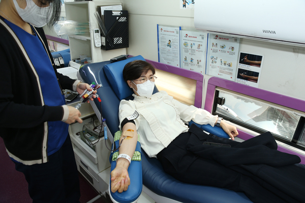 ﻿BNK경남은행은 혈액 부족 사태 해결에 힘을 보태기 위해 전 임직원을 대상으로 `사랑의 헌혈 운동`을 전개했다.
