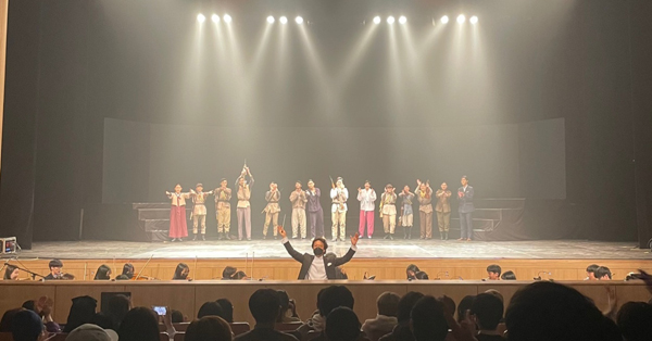 ﻿밀양영화고 학생들이 지난 3월 28일 밀양아리랑아트센터 대공연장에서 펼친 뮤지컬 `광야` 커튼콜 모습.
