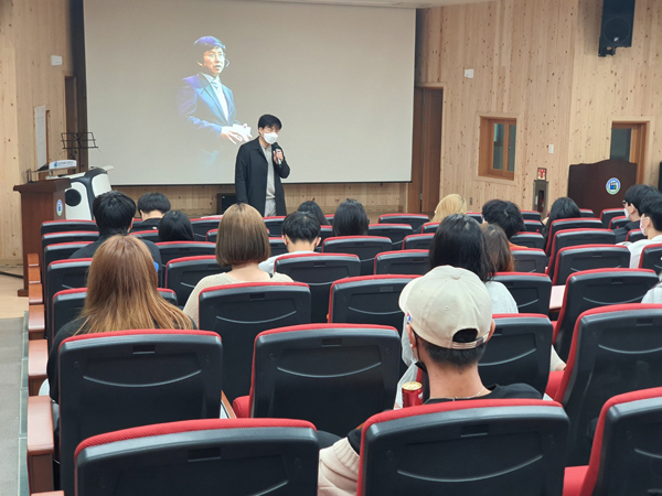 ﻿영화 `울지마 톤즈` 구수환 감독이 밀양영화고 학생들에게 저널리즘에 대해 강의하고 있다.
