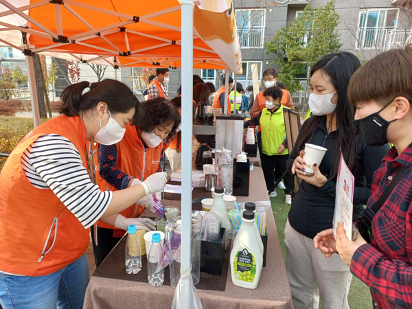 ﻿양산시치매안심센터가 지난 11일 양산신도시LH1단지에서 `찾아가는 기억카페`를 개최했다.