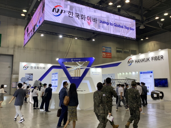﻿한국화이바가 21～25일간 개최되는 `대한민국방위산업전`에 참가해 한국형 3축 체계 핵심부품을 제작하는 기술력을 바탕으로 한 복합재 제품들을 소개하고 있다.
