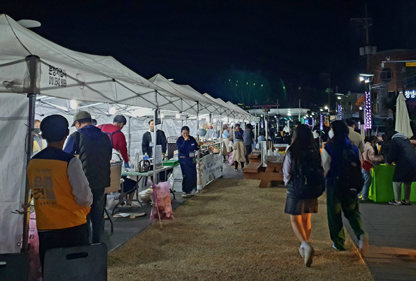 ﻿창녕천 젊음의 광장 일원에서 도시재생 주민공모사업 일환으로 프리마켓이 열리고 있다.