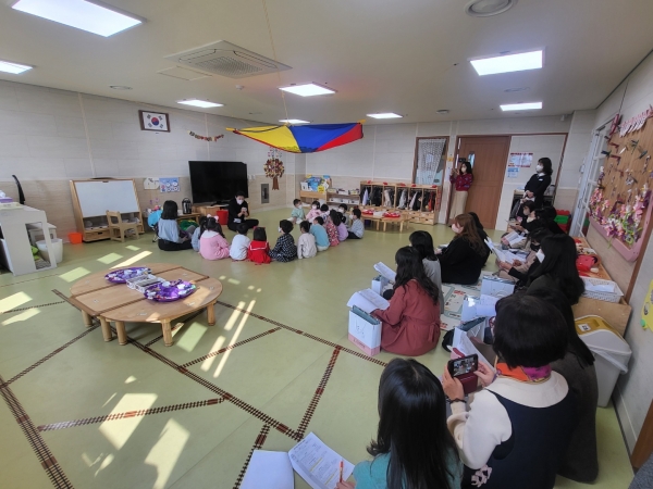﻿거제유치원 만 3세 반 유아들이 6일 협력 수업 나눔 공개행사를 참여하고 있다.