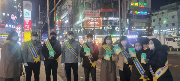 ﻿경남교육청과 창원중부경찰서 지난 2일 저녁 창원시 성산구 상남동 일원에서 청소년 일탈 예방 홍보를 했다.