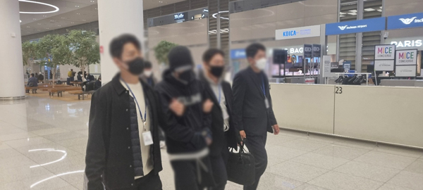 ﻿중고거래 사기 혐의 피의자 A씨가 지난 7일 인천공항에서 검거됐다.  / 경남경찰청