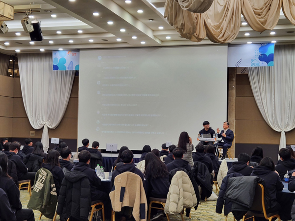﻿박일호 밀양시장이 지난 9일 MZ세대 공무원들과 소통하며 공직생활에 대한 본인의 경험담을 이야기하고 있다.