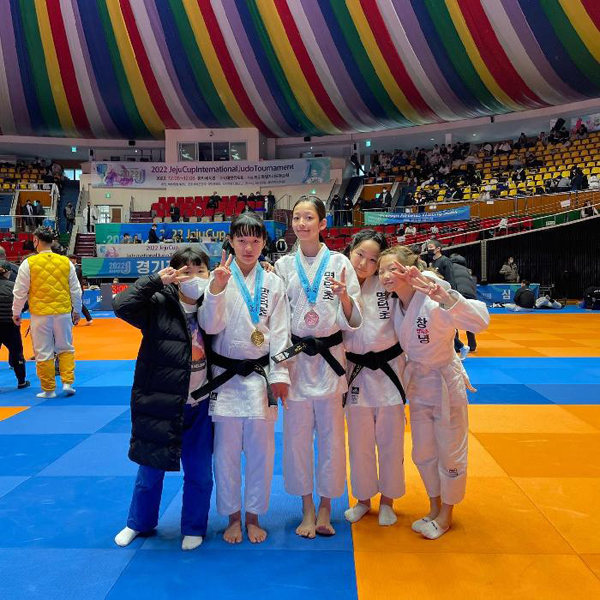 ﻿2022 제주컵국제유도대회에서 금메달과 동메달을 수상한 명덕초 유도부 학생 선수들.