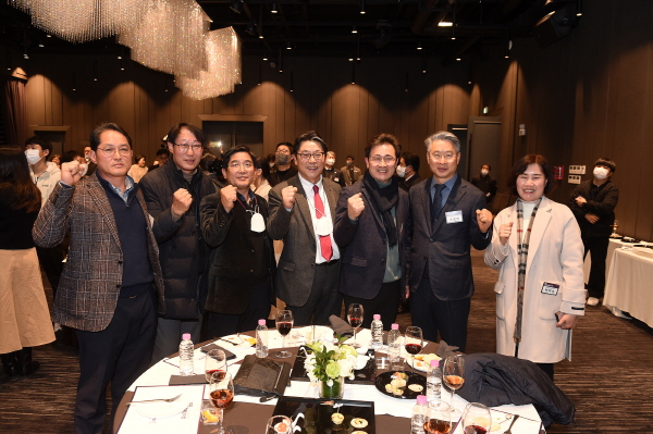 ﻿지난 16일 열린 `2022 김해 경제인의 밤` 행사에 참석한 홍태용(가운데) 시장이 지역 기업인들과 함께 파이팅을 외치고 있다.