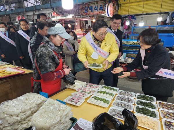 ﻿홍태용 김해시장이 지난 18일 전통시장 4곳을 방문해 물가를 점검하고 상인들을 격려했다.
