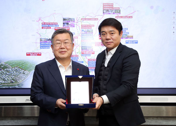 ﻿박일호(왼쪽) 밀양시장이 소상공인 권익 보호 및 제도 마련을 위해 노력한 지자체장에게 주는  `2022 목민 감사패`를 받고 기념사진을 찍고 있다.