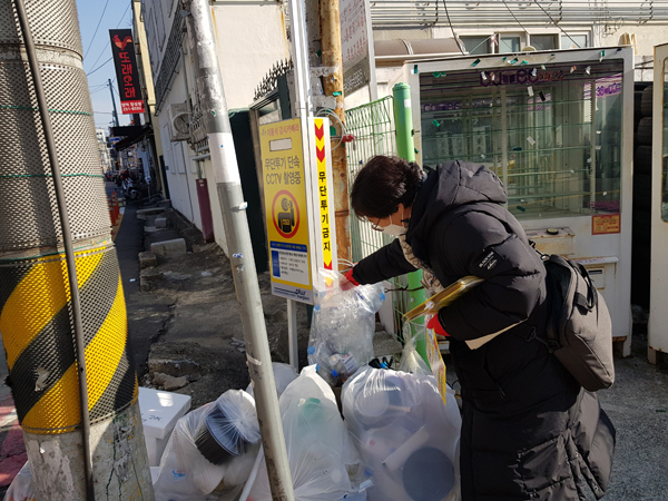 ﻿창원 마산회원구에서 변경된 재활용품 분리배출을 위해 한 시민이 분리수거를 하고 있다.