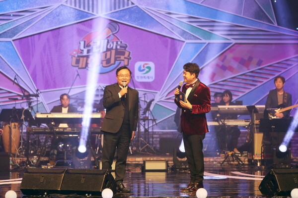 ﻿지난 28일 TV조선 신규 예능 프로그램 `노래하는 대한민국`의 첫 방송 녹화를 창원시 성산아트홀 대극장에서 개최된 가운데 홍남표(왼쪽) 시장이 축하 인사를 하고 있다.