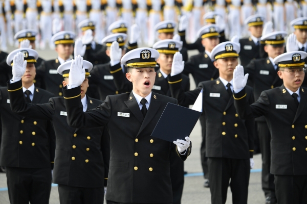 ﻿제81기 해군사관생도 대표자 류호인 생도가 선서를 하고 있다.